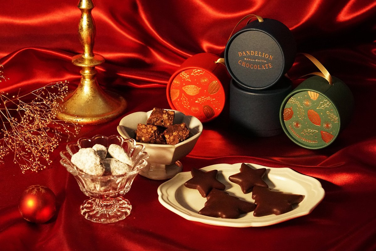 cafesnap_me's tweet image. サンフランシスコ発のBean to Bar チョコレート専門店 「DANDELION CHOCOLATE」で、11月1日（土）から「クリスマスコレクション 2025」がスタート🎄

ブランド初のクラシカルな #生チョコレート をはじめ、注目のチョコレートギフトを紹介します🎁

instagram.com/p/DQd2mD3ke0i/…