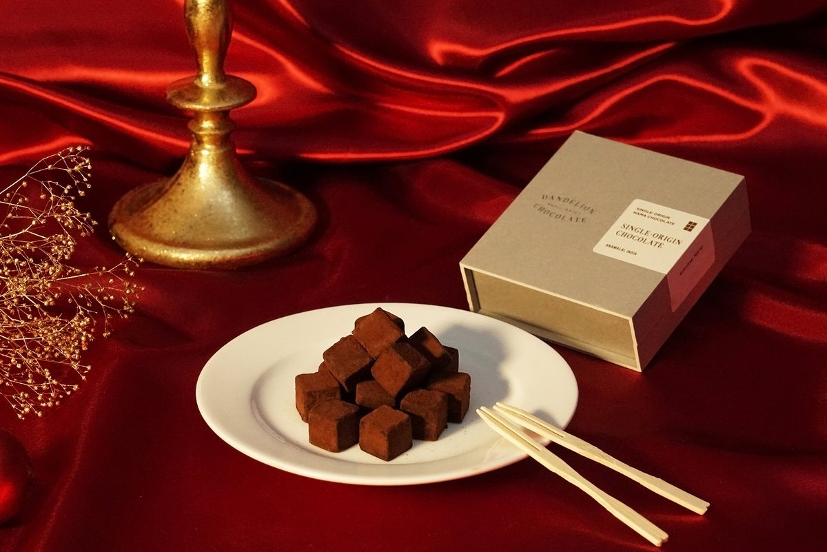cafesnap_me's tweet image. サンフランシスコ発のBean to Bar チョコレート専門店 「DANDELION CHOCOLATE」で、11月1日（土）から「クリスマスコレクション 2025」がスタート🎄

ブランド初のクラシカルな #生チョコレート をはじめ、注目のチョコレートギフトを紹介します🎁

instagram.com/p/DQd2mD3ke0i/…
