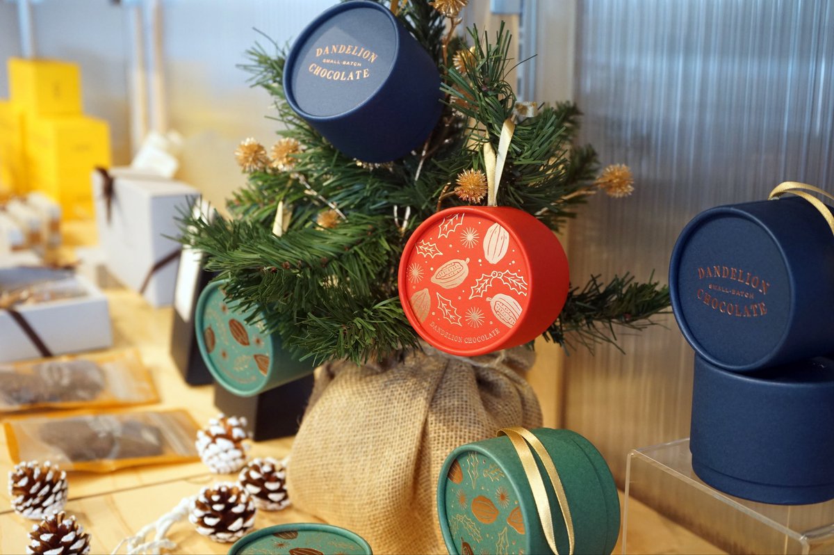 cafesnap_me's tweet image. サンフランシスコ発のBean to Bar チョコレート専門店 「DANDELION CHOCOLATE」で、11月1日（土）から「クリスマスコレクション 2025」がスタート🎄

ブランド初のクラシカルな #生チョコレート をはじめ、注目のチョコレートギフトを紹介します🎁

instagram.com/p/DQd2mD3ke0i/…