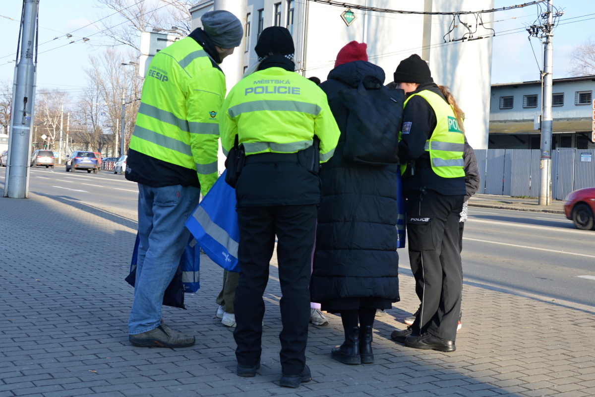 Tento víkend zahajují ostravští strážníci ve spolupráci s krajským koordinátorem <a href="/ibesip/">BESIP</a> a <a href="/PolicieCZ/">Policie ČR</a>  dopravně‑preventivní kampaň zaměřenou na zvýšení viditelnosti chodců v době snížené viditelnosti.🌟🚶
Více informací zde↘️1url.cz/3JIXn