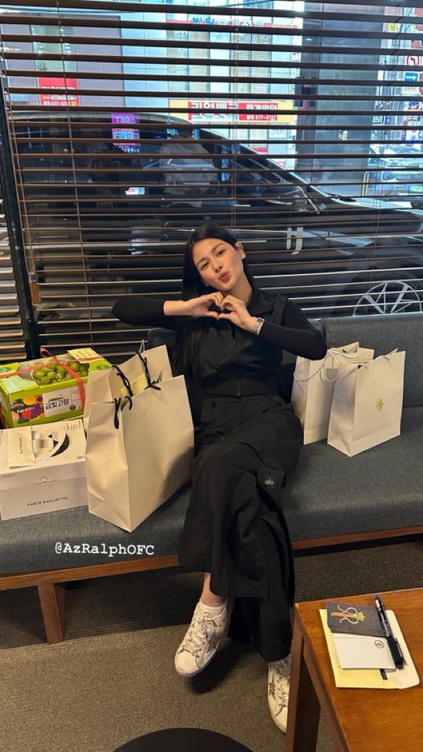 Qizning qoli yigitning eshagida