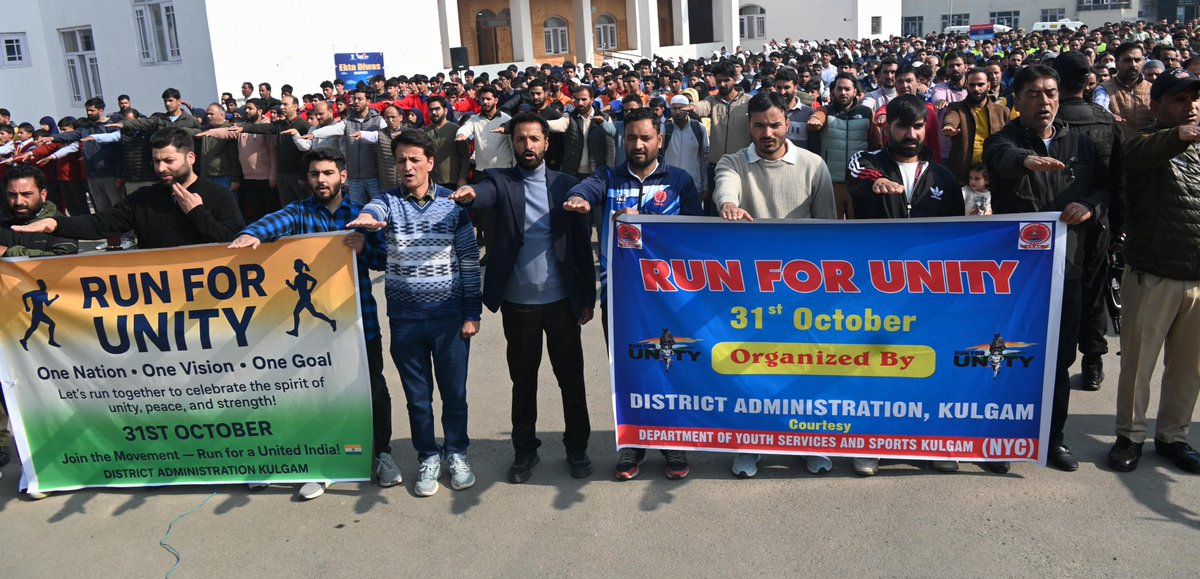 DioKulgam's tweet image. RashtriyaEktaDiwas #UnityPledge.
Locals, students, officers, and officials join hands in Kulgam, taking the Unity Pledge on Rashtriya Ekta Diwas, pledge administered by DC Kulgam @AtharAamirKhan. 

 #UnityDay #Kulgam #EkBharatShreshthaBharat