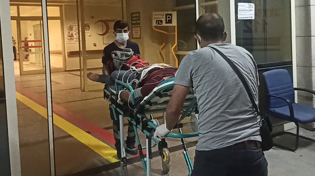 Siirt’te Aile İçi Katliam: 3 Ölü, 2 Yaralı
Siirt’in Kurtalan ilçesi Fırat Mahallesi’nde, gece saat 03:00 civarında Onur Arı’nın ailesine tabancayla ateş açması sonucu amcası Özgür Arı, eşi Mine Arı ve annesi Mualla Arı yaşamını yitirdi. Yaralılar ise hastanede tedavi altında.