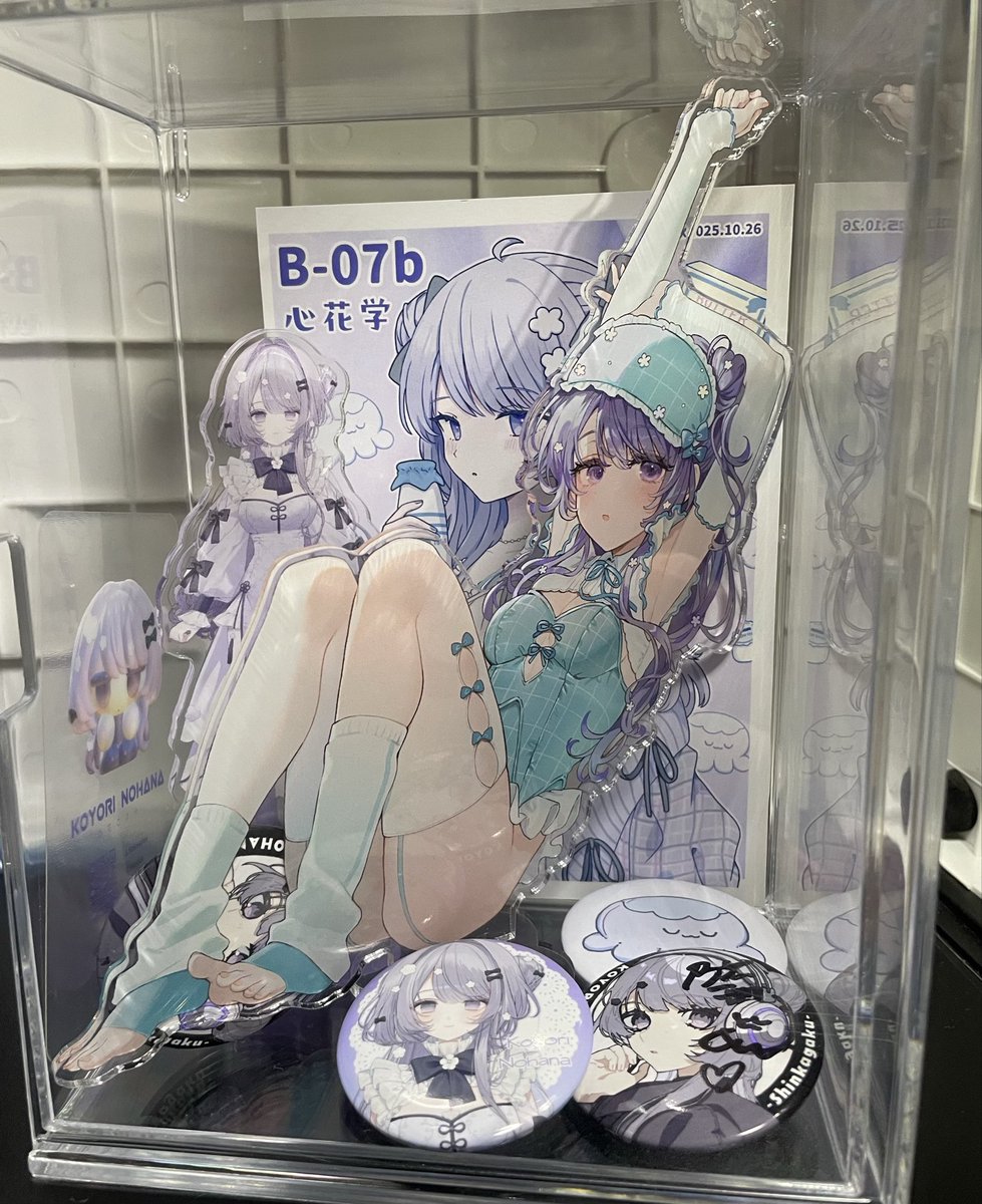 BOOTHからこよりさんのCDその他が到着！缶バッジ１つがサイン入りでした！
newアクスタはこよりらっくすのアクスタと一緒に飾りました！

#乃花こより
#M3秋2025 
#のはこよ 
#こよりこれくしょん4
#心花学 
#声優 
#ボーカリスト