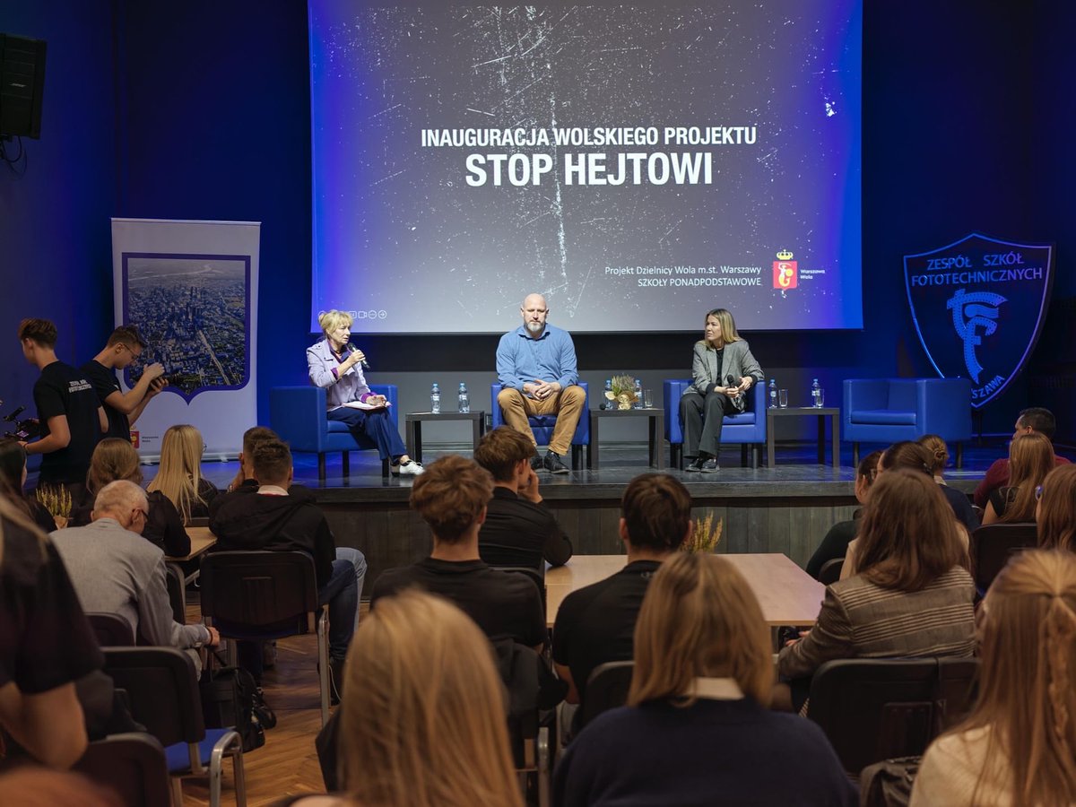 🛑 W ramach projektu "Stop Hejtowi" wiceminister <a href="/magda_roguska/">Magdalena Roguska</a> spotkała się z młodzieżą z Zespołu Szkół Fototechnicznych w Warszawie.

👥 Wraz z mistrzem olimpijskim Tomaszem Majewskim rozmawiali o tym, jak reagować na mowę nienawiści i wspierać tych, którzy jej doświadczają.