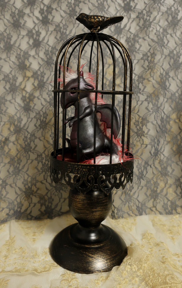 ぴこうさ <a href="/pikousa2/">ぴこうさ@個展【記憶に揺れる花】（ギニョール・大阪）10/17〜11/2</a> 個展「 #記憶に揺れる花 」

「仔ドラゴン」

かわいいドラゴンちゃんも会場にてお待ちしております🐉

石粉粘土・グラスアイ・生地・鳥かご
人形・H12cm W6cm D6cm
全体・H30cm W10cm D10cm