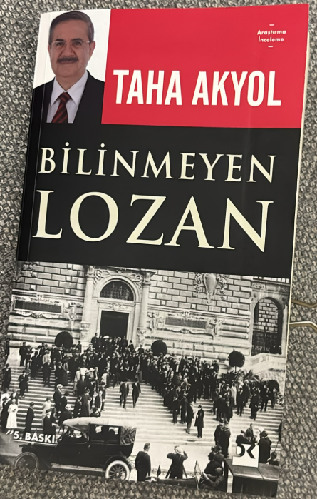 Tarafsız,gerçekçi,ve emek harcanarak süreci yalın bir dille anlatan lakin mevcut duruma muhalif olduğu için ana akım medyadan uzaklaştırılan büyük üstad kaleminize sağlık <a href="/takyol96/">Taha Akyol</a> #bilinmeyenlozan #lozan #İsmetinönü #rızanur