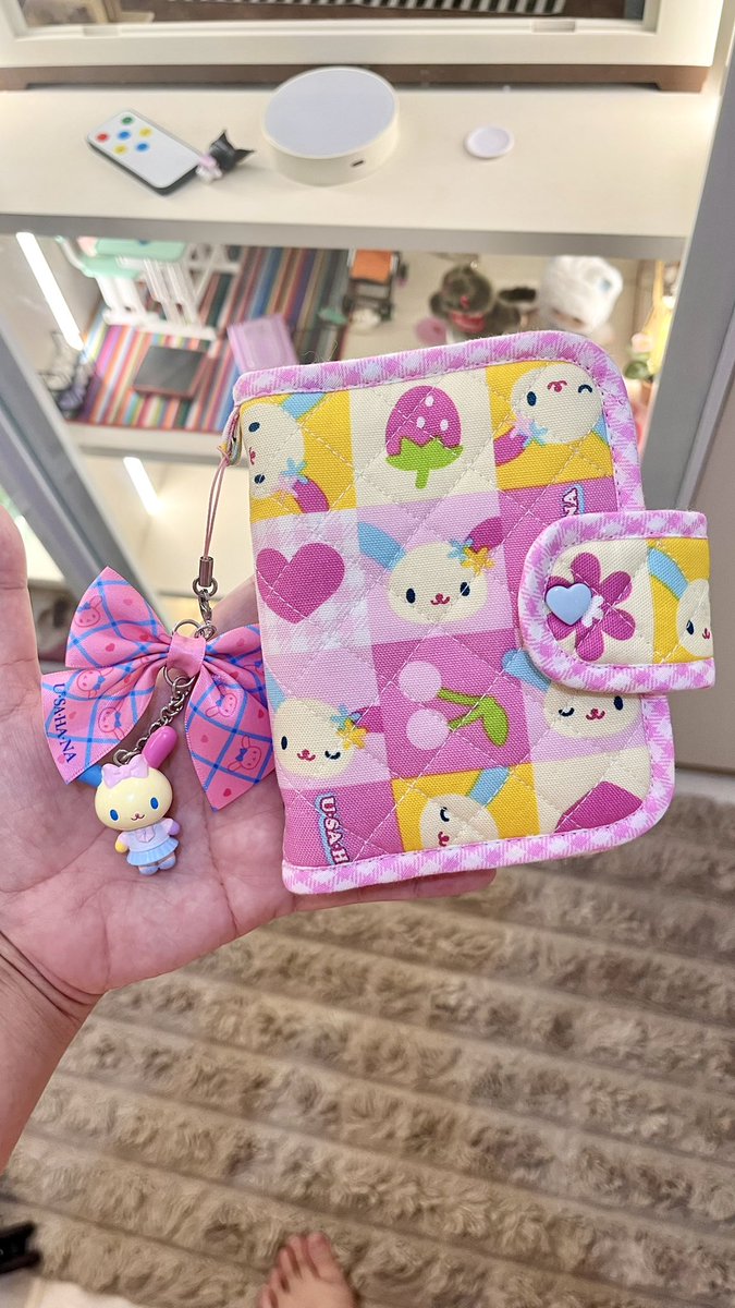 kawaiichichu's tweet photo. my new binder is so cute :3🩷💛 https://t.co/OgGkVtfXqW