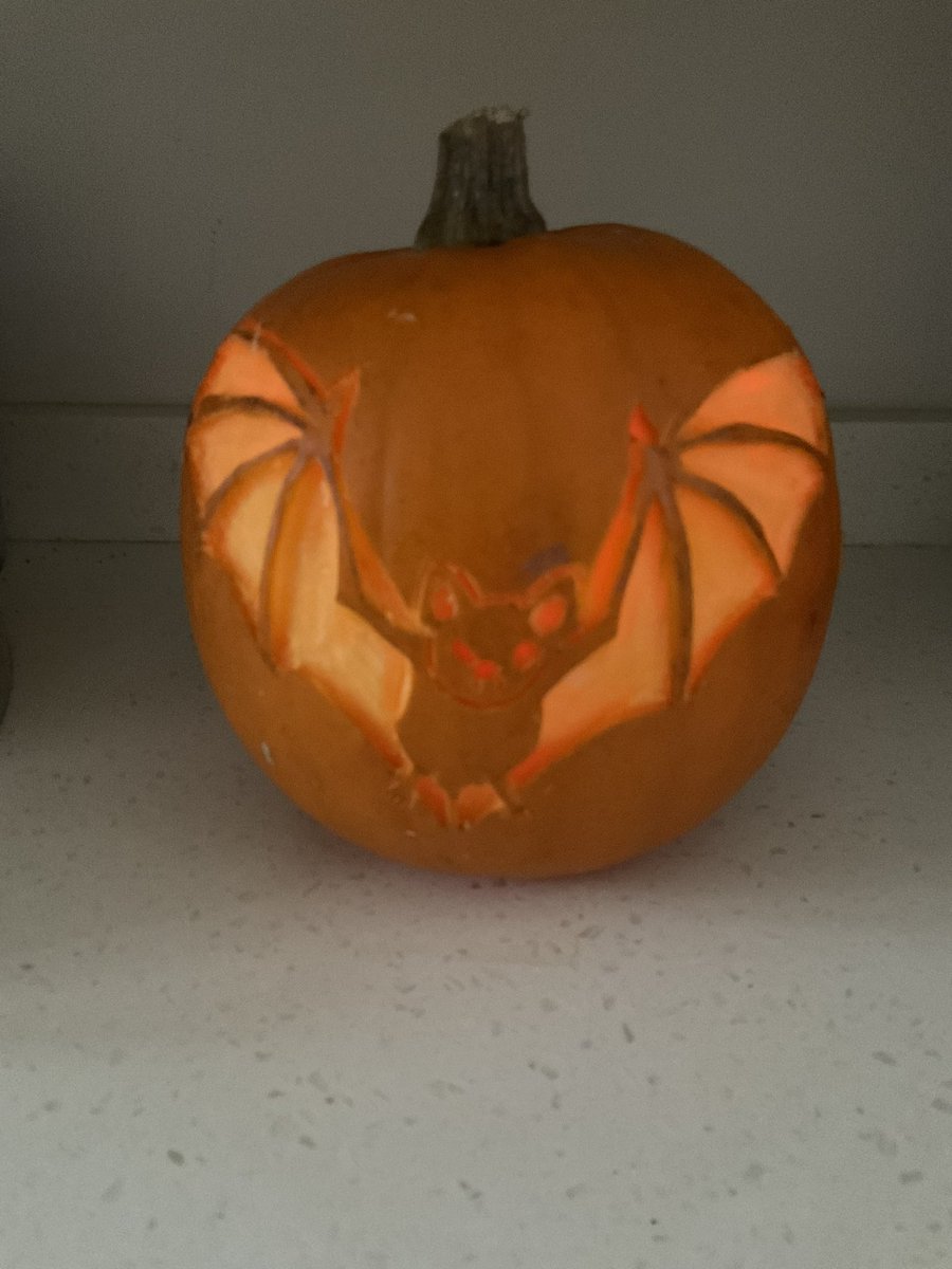 EllaBeard11's tweet image. Morning, well it is 31st October, so I had a go at using my linocut tools to carve into a pumpkin. Pumpkin is juicer than Japanese vinyl so not as effective as I hoped😂Will look better after dark! Have a good day.