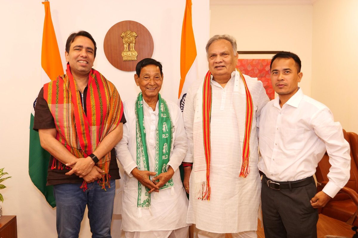 RLDparty's tweet image. राष्ट्रीय लोकदल परिवार में आज त्रिपुरा से एक नई ऊर्जा का आगमन हुआ है। त्रिपुरा सरकार के पूर्व मंत्री श्री मनिंद्र रियांग जी ने आज राष्ट्रीय लोकदल की सदस्यता ग्रहण की है। वह अब त्रिपुरा प्रदेश अध्यक्ष के रूप में पार्टी की जिम्मेदारी संभालेंगे।

निश्चित ही उनके अनुभव, नेतृत्व और…