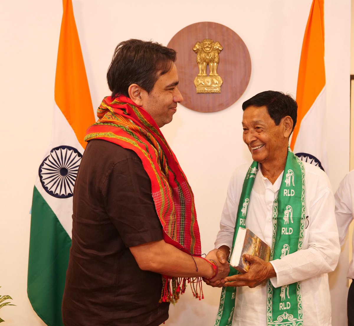 RLDparty's tweet image. राष्ट्रीय लोकदल परिवार में आज त्रिपुरा से एक नई ऊर्जा का आगमन हुआ है। त्रिपुरा सरकार के पूर्व मंत्री श्री मनिंद्र रियांग जी ने आज राष्ट्रीय लोकदल की सदस्यता ग्रहण की है। वह अब त्रिपुरा प्रदेश अध्यक्ष के रूप में पार्टी की जिम्मेदारी संभालेंगे।

निश्चित ही उनके अनुभव, नेतृत्व और…