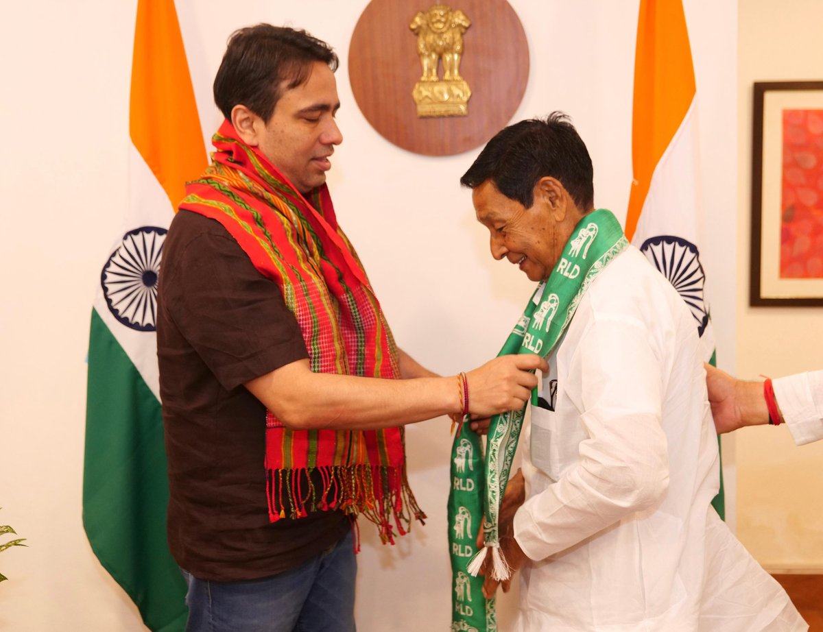 RLDparty's tweet image. राष्ट्रीय लोकदल परिवार में आज त्रिपुरा से एक नई ऊर्जा का आगमन हुआ है। त्रिपुरा सरकार के पूर्व मंत्री श्री मनिंद्र रियांग जी ने आज राष्ट्रीय लोकदल की सदस्यता ग्रहण की है। वह अब त्रिपुरा प्रदेश अध्यक्ष के रूप में पार्टी की जिम्मेदारी संभालेंगे।

निश्चित ही उनके अनुभव, नेतृत्व और…