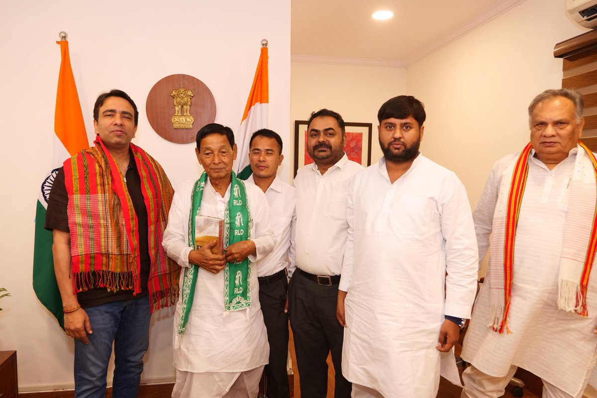 RLDparty's tweet image. राष्ट्रीय लोकदल परिवार में आज त्रिपुरा से एक नई ऊर्जा का आगमन हुआ है। त्रिपुरा सरकार के पूर्व मंत्री श्री मनिंद्र रियांग जी ने आज राष्ट्रीय लोकदल की सदस्यता ग्रहण की है। वह अब त्रिपुरा प्रदेश अध्यक्ष के रूप में पार्टी की जिम्मेदारी संभालेंगे।

निश्चित ही उनके अनुभव, नेतृत्व और…