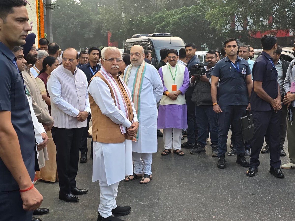 dineshpratapbjp's tweet image. 🇮🇳 राष्ट्रीय एकता दिवस की शुभकामनाएं!

आदरणीय राष्ट्रपति द्रौपदी मुर्मू जी, गृह मंत्री श्री @AmitShah जी, मुख्यमंत्री श्रीमती @gupta_rekha जी के साथ मैंने भी सरदार पटेल जी को पुष्पांजलि अर्पित कर श्रद्धांजलि दी।

#राष्ट्रीयएकतादिवस #SardarPatel #RunForUnity