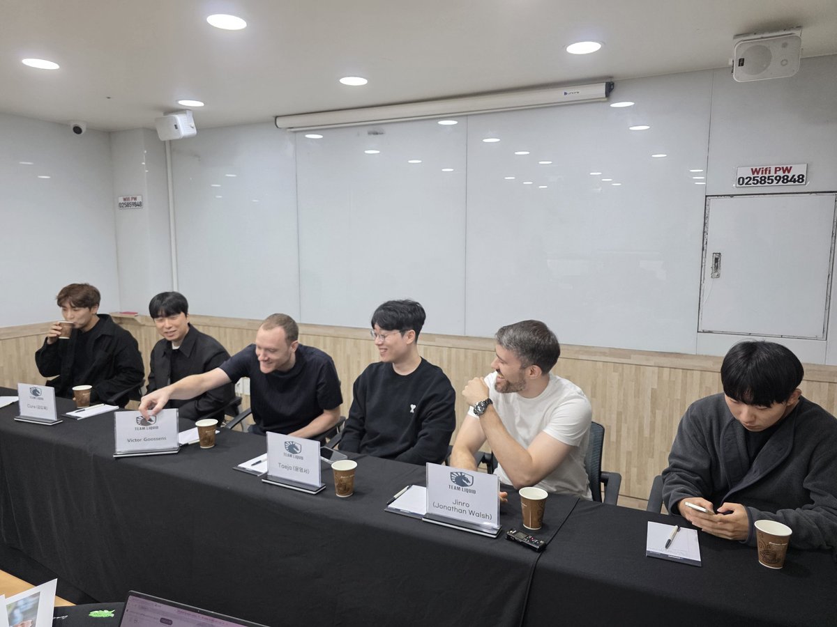 kenzi131's tweet image. Taeja became a civil servant. Hero
lives on Jeju Island. Jinro is doing well too. I met Nazgul after 25 years~ Time flies.  Happy 25th Anniversary to Team Liquid!~ #SC2  .@TeamLiquid @HerO_SC2 @LiquidTaeJa @LiquidNazgul