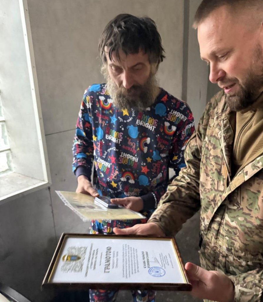 Тіп, шо 165 днів провів на позиції, дивиться на грамоту від командування бригади.