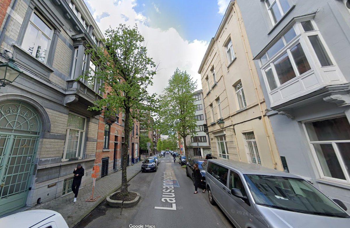 Το έχω ξαναπεί ανά 2-3 θέσεις πάρκιγκ ένα δέντρο - δεν είναι καμιά επιστήμη. Στον δρόμο όχι στο πεζοδρόμιο.

Και ολικό επιστημονικό πρόγραμμα περιποίησης των δέντρων και όχι το πετσόκομμα που τα κάνουν τώρα.

Δέντρα παντού! Ο λογαριασμός ρεύματος θα σε ευχαριστεί μετά