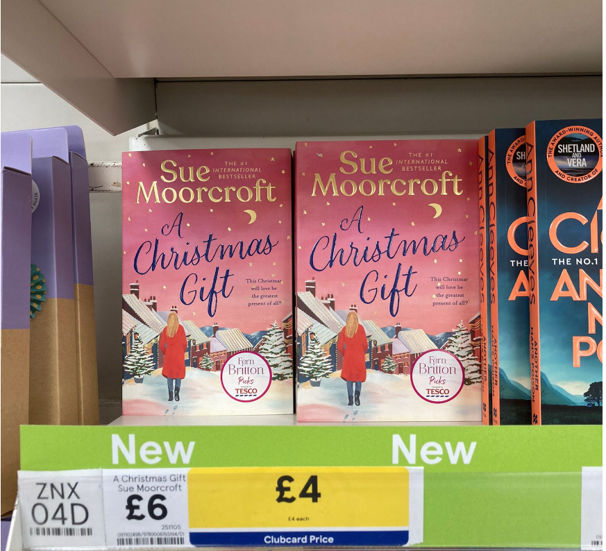 SueMoorcroft's tweet photo. This 'Fern Picks' paperback edition of #AChristmasGift is on sale at Tesco - and just £4 to #TescoClubcard users!

Thanks to @PiaCCourtenay for this pic from Tesco, Hereford. I do love this cover!

(NB New release in paperback, previously hardback and e.) https://t.co/HwzMCLNvOr