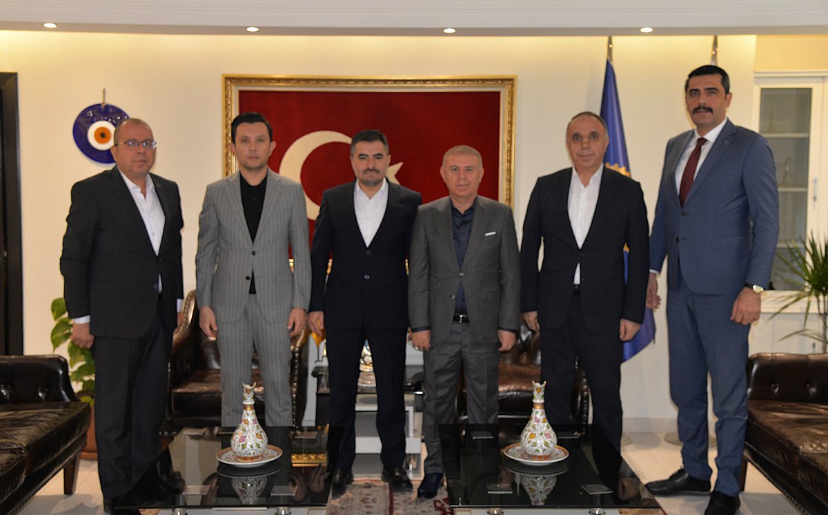 TurkiyeHaberis's tweet photo. Türk-İş Genel Başkan Yardımcısı ve Koop-İş Sendikası Genel Başkanı Eyüp Alemdar, Koop-İş Sendikası Yönetim Kurulu üyeleriyle birlikte, Türkiye Haber-İş Sendikamızın Genel Başkanı Nuh Galip Topak ile sendikamız yöneticilerini ziyaret etti.

Sendikamızın Genel Merkezi’nde gerçekleşen ziyarette, heyetler sendikal hareketin güncel durumu, çalışma hayatındaki gelişmeler, örgütlenme süreçleri ve çalışanların yaşadığı sorunlar üzerine kapsamlı değerlendirmelerde bulundular.

📰Detaylar için: https://t.co/W8mM4ANBHg
@KOOPISSENDIKASI @alemdareyup @NuhGalipTopak
