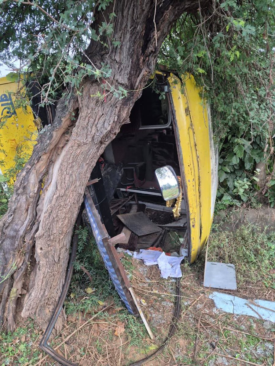 psk_piyush's tweet image. हिंडौन सिटी मै स्कूल बच्चों से भरी बस पलटी बच्चे अस्पताल मै भर्ती है जिम्मेदार सरकार की नाकामी 
सभी सड़के जर्जर पड़ी है सरकार ध्यान नहीं दे रही है बहुत बार अबगत कर दिया है आए दिन घटना घटती है सरकार ध्यान दे @BhajanlalBjp @RajCMO @ABPNews @ashokgehlot51 @BJP4Rajasthan @INCIndia