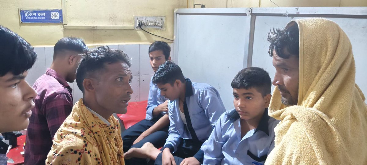 psk_piyush's tweet image. हिंडौन सिटी मै स्कूल बच्चों से भरी बस पलटी बच्चे अस्पताल मै भर्ती है जिम्मेदार सरकार की नाकामी 
सभी सड़के जर्जर पड़ी है सरकार ध्यान नहीं दे रही है बहुत बार अबगत कर दिया है आए दिन घटना घटती है सरकार ध्यान दे @BhajanlalBjp @RajCMO @ABPNews @ashokgehlot51 @BJP4Rajasthan @INCIndia