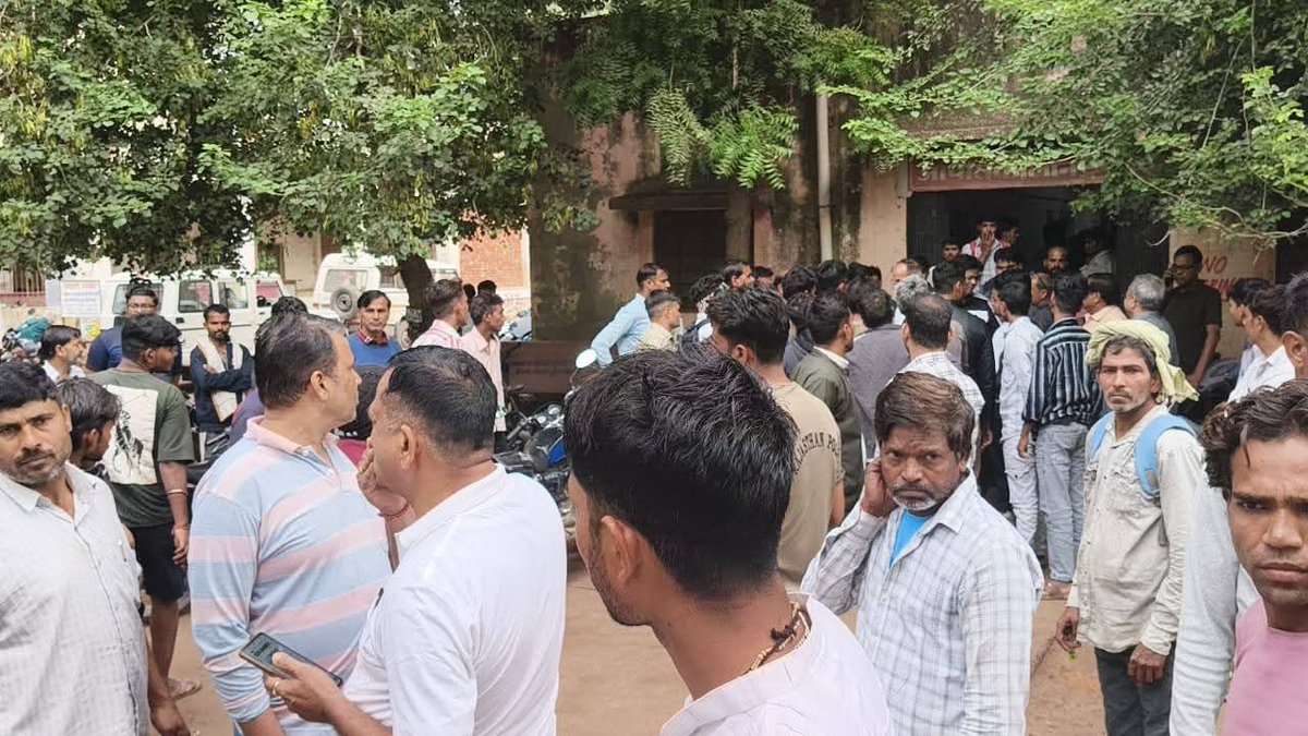 psk_piyush's tweet image. हिंडौन सिटी मै स्कूल बच्चों से भरी बस पलटी बच्चे अस्पताल मै भर्ती है जिम्मेदार सरकार की नाकामी 
सभी सड़के जर्जर पड़ी है सरकार ध्यान नहीं दे रही है बहुत बार अबगत कर दिया है आए दिन घटना घटती है सरकार ध्यान दे @BhajanlalBjp @RajCMO @ABPNews @ashokgehlot51 @BJP4Rajasthan @INCIndia