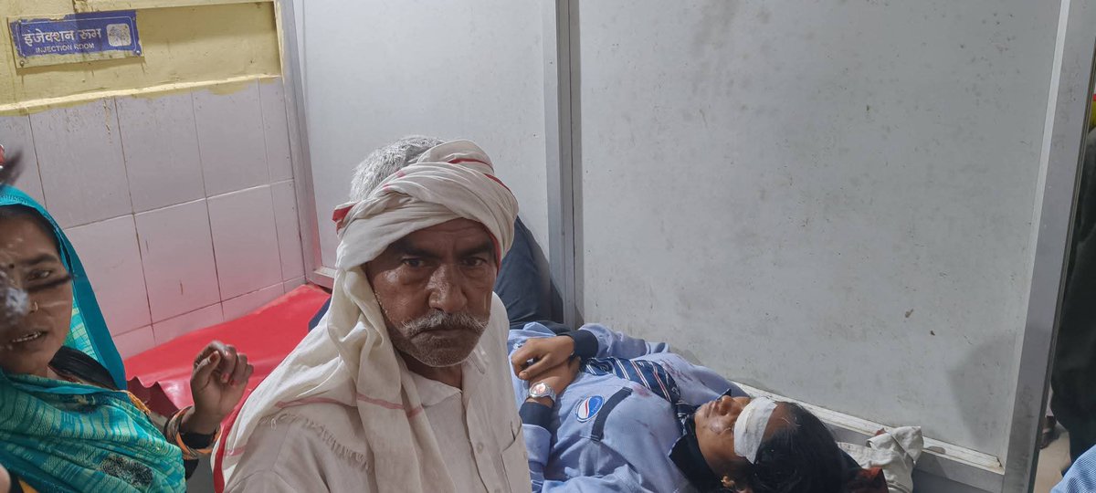 psk_piyush's tweet image. हिंडौन सिटी मै स्कूल बच्चों से भरी बस पलटी बच्चे अस्पताल मै भर्ती है जिम्मेदार सरकार की नाकामी 
सभी सड़के जर्जर पड़ी है सरकार ध्यान नहीं दे रही है बहुत बार अबगत कर दिया है आए दिन घटना घटती है सरकार ध्यान दे @BhajanlalBjp @RajCMO @ABPNews @ashokgehlot51 @BJP4Rajasthan @INCIndia