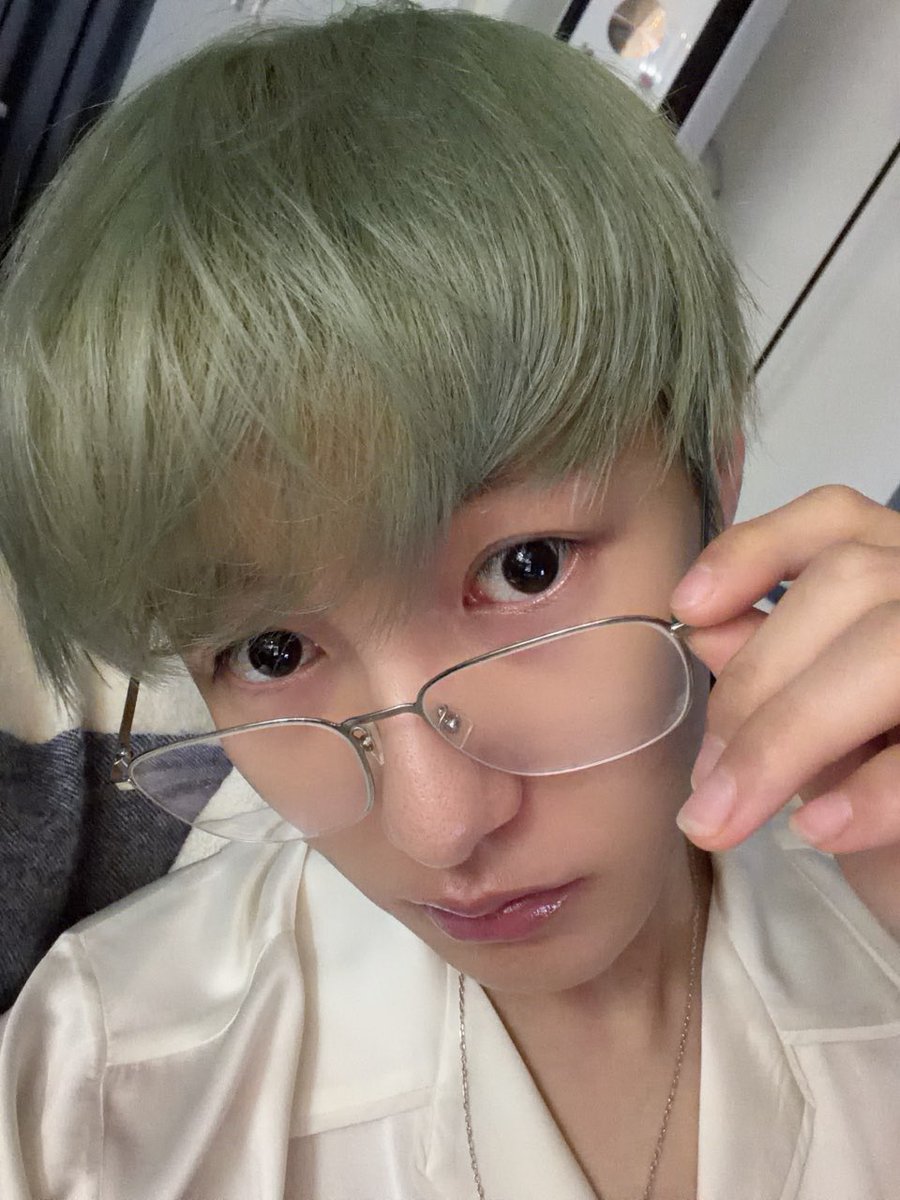 #런쥔이왔당
머리색이많이빠졌어요 ㅠ
头发颜色掉很多TT