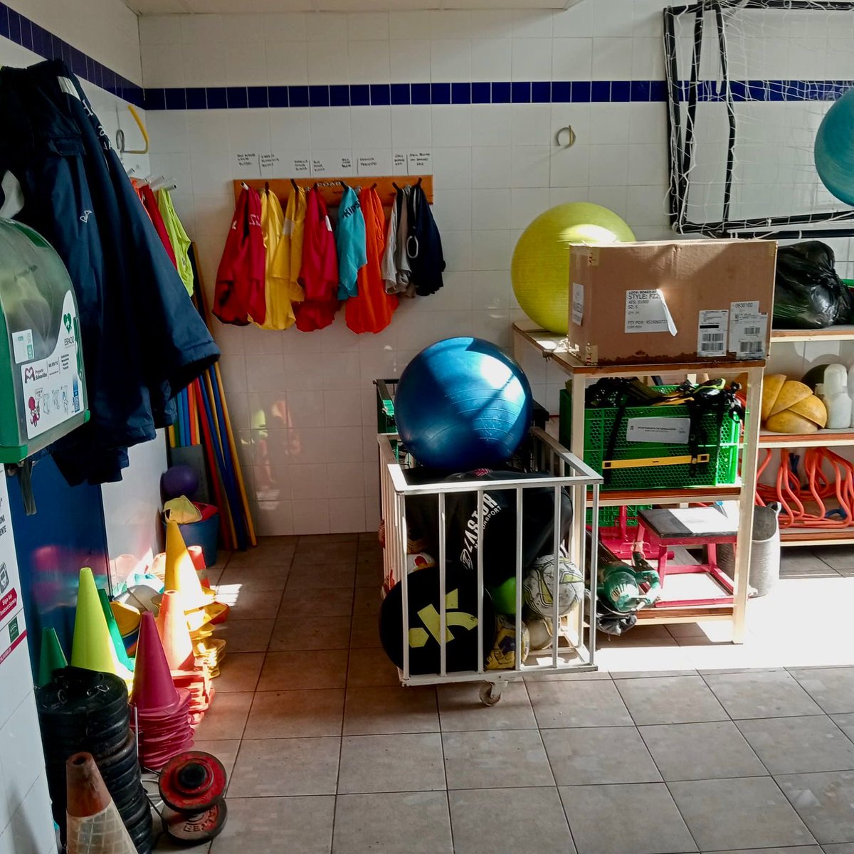 El trabajo que no se ve…
Después del pasado miércoles, en el que la lluvia causó estragos en el campo y vestuarios, los operadores de nuestro ayuntamiento durante la mañana de ayer trabajaron sin descanso para que el club y la escuela dispusieran del terreno listo para su uso 👏🏼