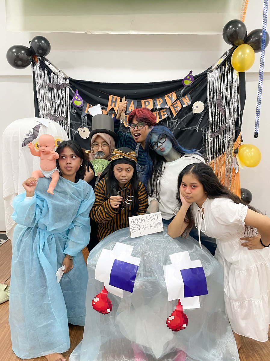 hepi helloween!👽
kenalin 🫱 tim digital creative salsa cosmetic 😋

Mana nih jagoanmu beb?😂