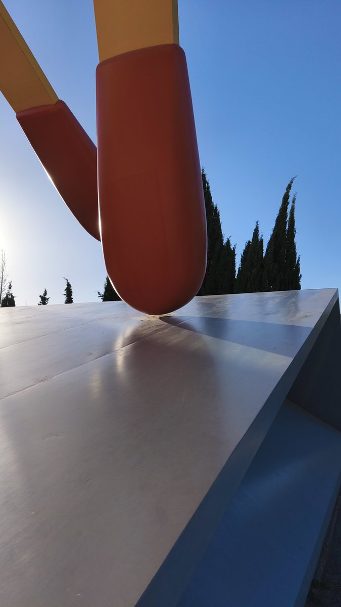 cuencart's tweet photo. Els Mistos. Escultura de:
Claes Oldenburg y Coosje van Bruggen https://t.co/42YcARq7Yu
