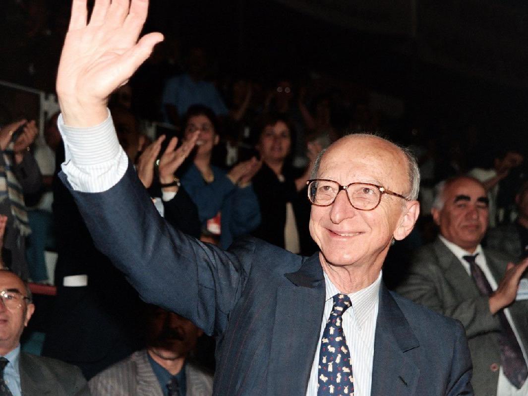 Bilimin, siyasetin ve nezaketin simge isimlerinden Prof. Dr. Erdal İnönü’yü aramızdan ayrılışının yıl dönümünde saygı ve özlemle anıyoruz.

Cumhuriyetin aydınlık değerlerine bağlılığı, bilime adanmış yaşamı ve uzlaşmacı duruşuyla ülkemize örnek oldu.

Mütevazı kişiliği, güler