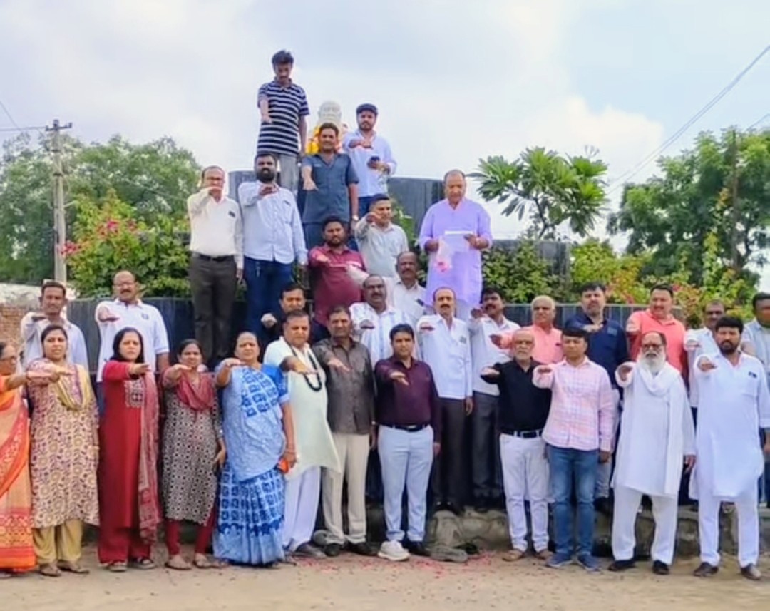 vikashrajgor's tweet image. 🇮🇳 રાષ્ટ્ર એકતા દિવસ નિમિત્તે શ્રદ્ધાંજલિ 🇮🇳

ભચાઉ શહેર મધ્યે લોહપુરુષ સરદાર વલ્લભભાઇ પટેલજીની જન્મજયંતિ અવસરે તેમની પ્રતિમાને  પુષ્પાંજલિ અર્પણ કરી શ્રદ્ધાંજલિ અર્પિત કરી 
સરદાર સાહેબે અખંડ ભારતનું સ્વપ્ન સાકાર કરી એકતા, અખંડિતતા અને રાષ્ટ્રપ્રેમનું અમર પ્રતીક બન્યા.