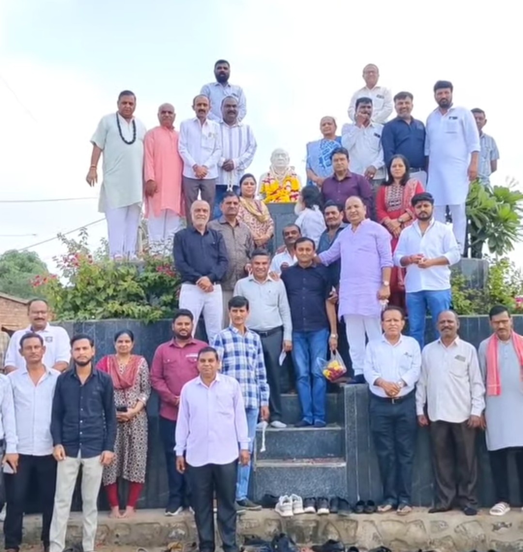 vikashrajgor's tweet image. 🇮🇳 રાષ્ટ્ર એકતા દિવસ નિમિત્તે શ્રદ્ધાંજલિ 🇮🇳

ભચાઉ શહેર મધ્યે લોહપુરુષ સરદાર વલ્લભભાઇ પટેલજીની જન્મજયંતિ અવસરે તેમની પ્રતિમાને  પુષ્પાંજલિ અર્પણ કરી શ્રદ્ધાંજલિ અર્પિત કરી 
સરદાર સાહેબે અખંડ ભારતનું સ્વપ્ન સાકાર કરી એકતા, અખંડિતતા અને રાષ્ટ્રપ્રેમનું અમર પ્રતીક બન્યા.