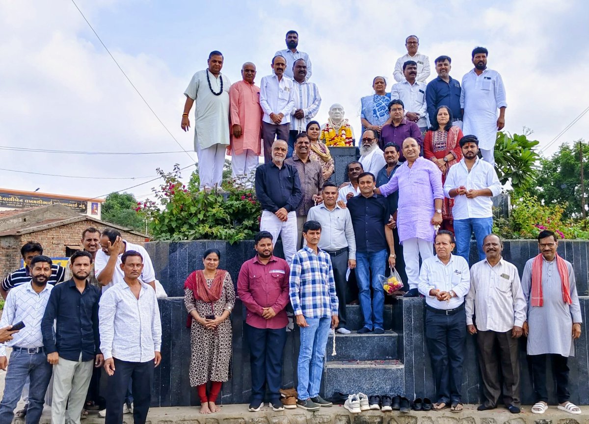 vikashrajgor's tweet image. 🇮🇳 રાષ્ટ્ર એકતા દિવસ નિમિત્તે શ્રદ્ધાંજલિ 🇮🇳

ભચાઉ શહેર મધ્યે લોહપુરુષ સરદાર વલ્લભભાઇ પટેલજીની જન્મજયંતિ અવસરે તેમની પ્રતિમાને  પુષ્પાંજલિ અર્પણ કરી શ્રદ્ધાંજલિ અર્પિત કરી 
સરદાર સાહેબે અખંડ ભારતનું સ્વપ્ન સાકાર કરી એકતા, અખંડિતતા અને રાષ્ટ્રપ્રેમનું અમર પ્રતીક બન્યા.