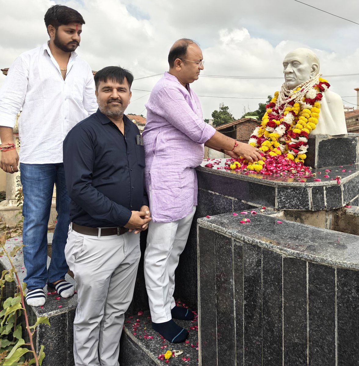 vikashrajgor's tweet image. 🇮🇳 રાષ્ટ્ર એકતા દિવસ નિમિત્તે શ્રદ્ધાંજલિ 🇮🇳

ભચાઉ શહેર મધ્યે લોહપુરુષ સરદાર વલ્લભભાઇ પટેલજીની જન્મજયંતિ અવસરે તેમની પ્રતિમાને  પુષ્પાંજલિ અર્પણ કરી શ્રદ્ધાંજલિ અર્પિત કરી 
સરદાર સાહેબે અખંડ ભારતનું સ્વપ્ન સાકાર કરી એકતા, અખંડિતતા અને રાષ્ટ્રપ્રેમનું અમર પ્રતીક બન્યા.