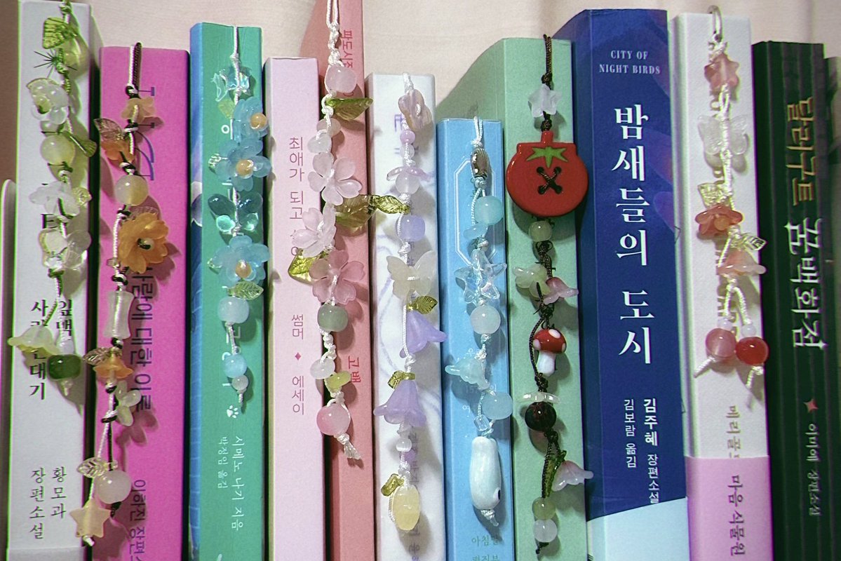 tthiinnyg's tweet image. 책은 훌륭한 책갈피 거치대임 ☆٩(｡•ω&amp;lt;｡)و