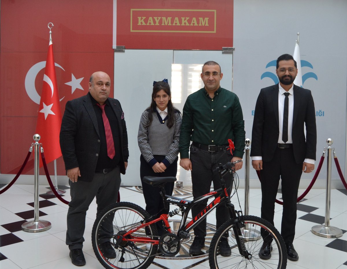 bismilkaymakam's tweet image. 29 Ekim Cumhuriyet Bayramı Kutlama Programı&apos;nda, İstiklal Marşı&apos;nı güzel okuması sebebiyle Kaymakamımız Sayın Recep HASAR, Yağmur ÇAYBUGÜN&apos;ü makamında kabul ederek kendisine kitap ve bisiklet hediye etti.

@RecepHasar44