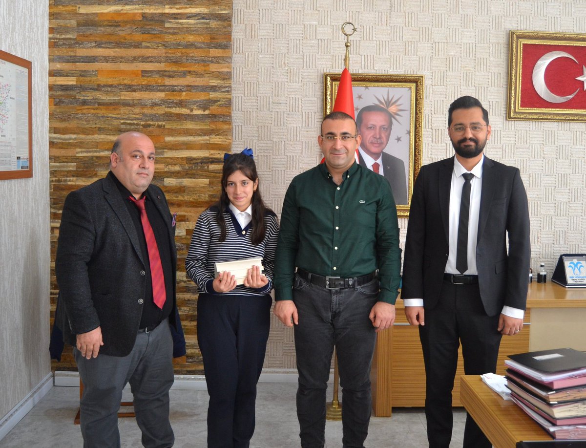 bismilkaymakam's tweet image. 29 Ekim Cumhuriyet Bayramı Kutlama Programı&apos;nda, İstiklal Marşı&apos;nı güzel okuması sebebiyle Kaymakamımız Sayın Recep HASAR, Yağmur ÇAYBUGÜN&apos;ü makamında kabul ederek kendisine kitap ve bisiklet hediye etti.

@RecepHasar44