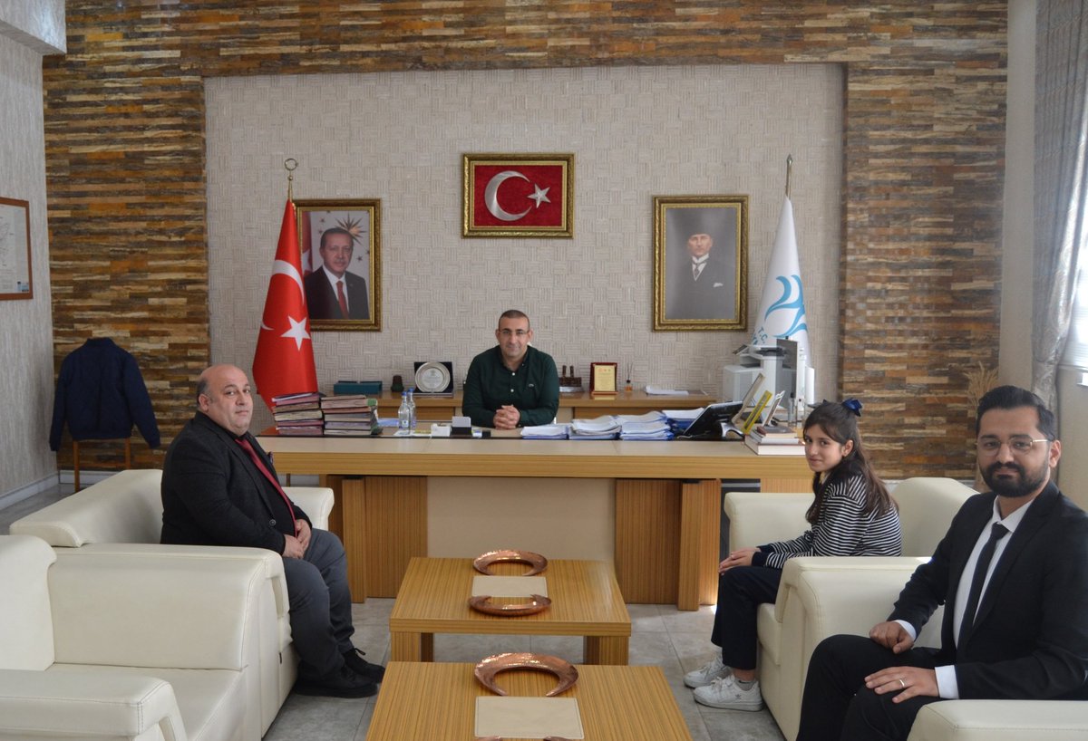 bismilkaymakam's tweet image. 29 Ekim Cumhuriyet Bayramı Kutlama Programı&apos;nda, İstiklal Marşı&apos;nı güzel okuması sebebiyle Kaymakamımız Sayın Recep HASAR, Yağmur ÇAYBUGÜN&apos;ü makamında kabul ederek kendisine kitap ve bisiklet hediye etti.

@RecepHasar44