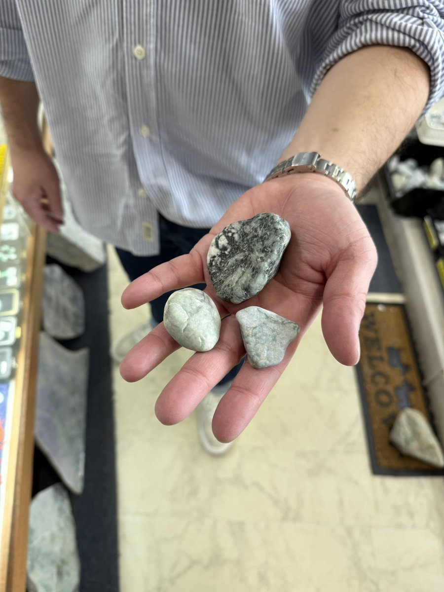 糸魚川翡翠】 カット 約69×49×38㎜ 約389g 希少石 セール開催中