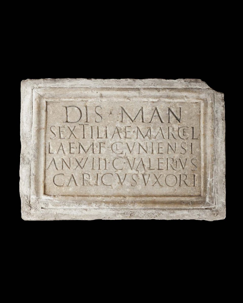 MANArqueologico's tweet image. Hoy, Día de Todos los Santos recordamos a los antepasados. En el MAN lo hacemos viajando a la Hispania Romana, en nuestra sala 21 dedicada a las necrópolis y presentando esta estela funeraria.

STTL Sextilia, que la tierra te sea leve.