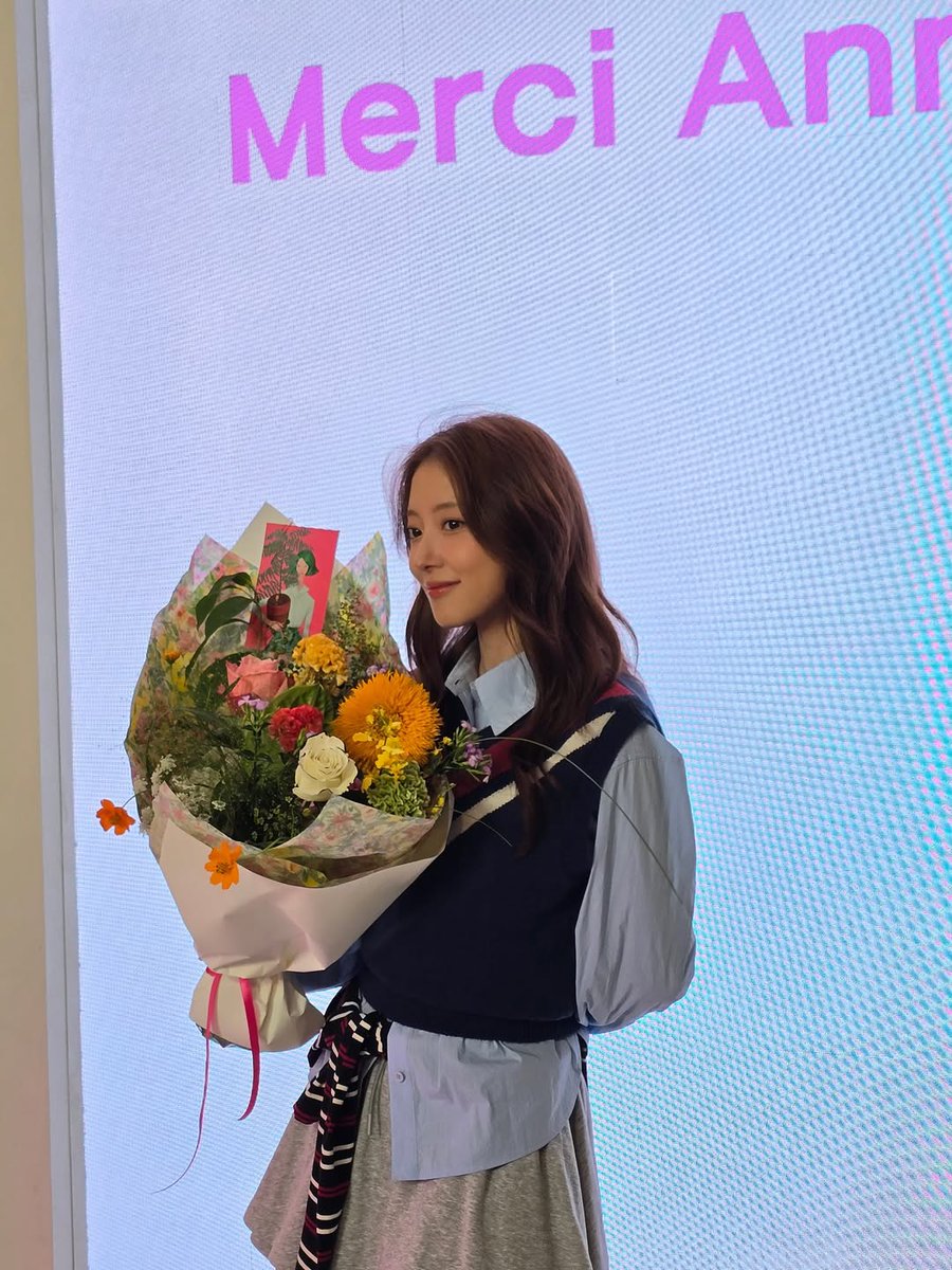 AquilaOricon's tweet photo. ❤️👚
#MerciAnneS X #LeeSeyoung https://t.co/qVhaDtNIgG