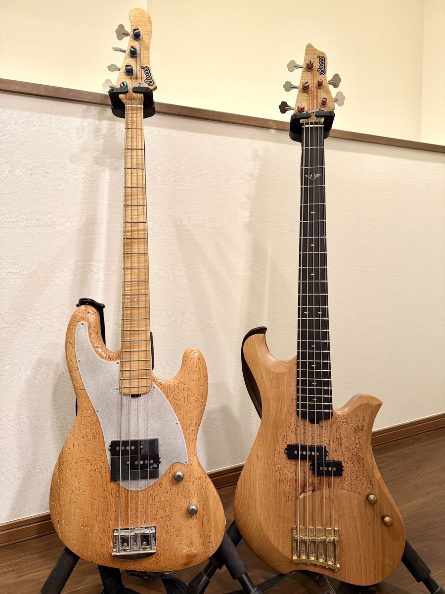 yokokugami's tweet image. BACCIのMarlitaとAmrita。

どちらも虫食いアルダー材が使われています。

#bacci
#amrita
#marlita
 #woodworm 
#bacciguitars