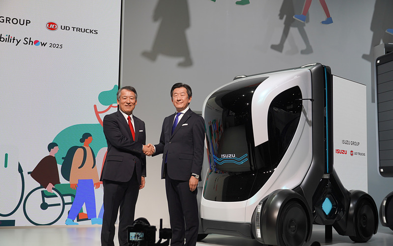 car_watch's tweet image. いすゞ 南真介社長とUDトラックス 伊藤公一社長がグループの取り組みを説明 car.watch.impress.co.jp/docs/event_rep… #JMS2025 #いすゞ #UD