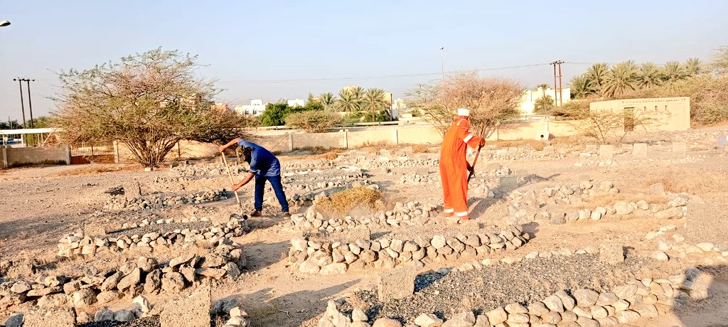 alfadahteam's tweet photo. نظم #فريق_الفضاء الرياضي الثقافي معسكر تنظيف وردم القبور المتأثرة وصيانة عامة في مقبرة العيدين التي دفن بها الشيخ درويش بن جمعة المحروقي وذلك بمشاركة عدد من لاعبي ومنتسبي الفريق .
@mcsy_om
@AlBashaer_Club https://t.co/Ot3fgzLw8U