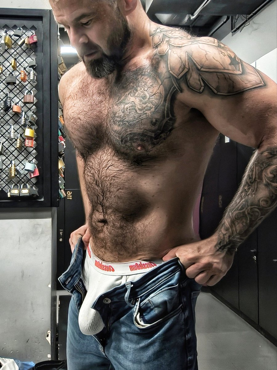 I need an extra hand to put everything in my pants 😜