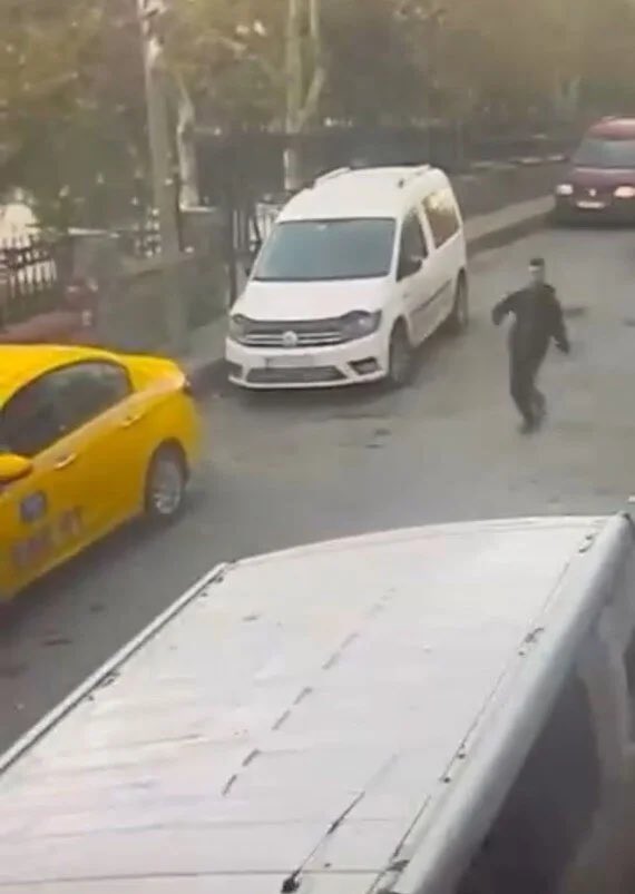 Çocuğun hayati tehlikesi yok, boynuna 2 dikiş atıldı…

Ama asıl korkunç olan ne biliyor musunuz? Saldırgan çocuk bu olayı yapmadan bir gün önce okulda “katliam var” diyerek herkesi tehdit etmiş. Yani saldırı planlı yapılmış.

Bu yaşta bu kadar nefret, bu kadar öfke nasıl