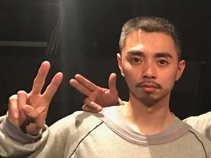 髪の毛短くしてってお願いしたら鏡に鎮座ドープネスが鏡に映ってた