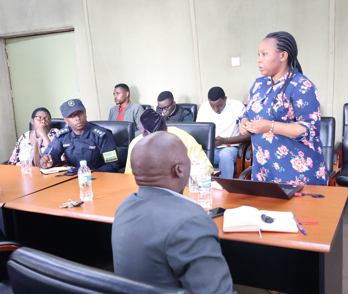 MusanzeDistrict's tweet photo. Itsinda ry'Abadepite bo mu ihuriro FFRP na RPRPD muri @RwandaParliamnt, riyobowe na @SUwingabe bari kuganira n'ibyiciro bitandukanye, ku kumenyekanisha Itegeko rigenga abantu n’umuryango, kwitabira serivisi z'ubuzima bw’imyororokere no kwirinda inda zitateganyijwe mu rubyiruko. https://t.co/VgVOu3EjIJ